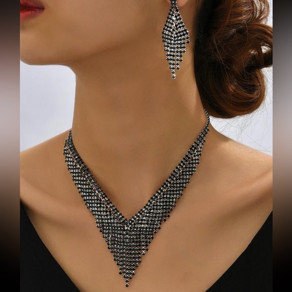 Jewelry - Gorgeous Rhinestone Statement Necklace & Earrings Set